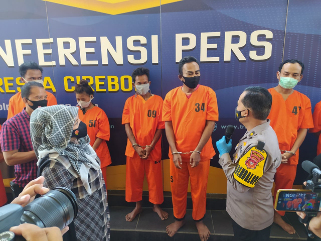 Jajaran Polresta Cirebon saat ekspose sejumlah perkara, Kamis (8/4/2021). (Ciremaitoday)