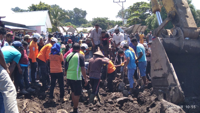 Keterangan foto: pencarian hari kelima korban banjir bandang di Desa Nelelamadike, Kamis (8/4). Foto: Dok. Basarnas Maumere. 