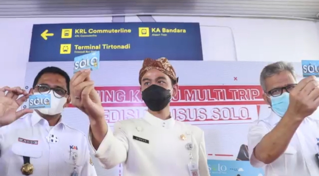 Wali Kota Solo Gibran Rakabuming menunjukkan kartu multi trip edisi Solo