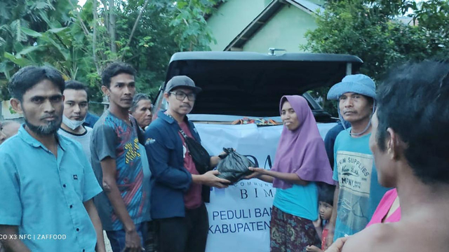 Komunitas Tangan Di Atas (TDA) menyalurkan bantuan berupa sembako terhadap korban bencana banjir di daerah Kabupaten Bima dan Dompu.(dok/TDA Bima)
