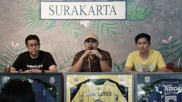 Dimas Yustisia Putra, CEO DJ SPORT (tengah) bersama CEO Rhino Indonesia Herbit (kanan)