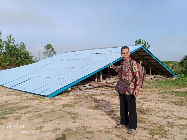 Rumah warga di Dusun Indung Desa Beluh Mulyo Kecamatan Ketungau Hilir yang dalam proses pengerjaan ambruk diterjang puting beliung. (Foto: Dokumen Sukarti)