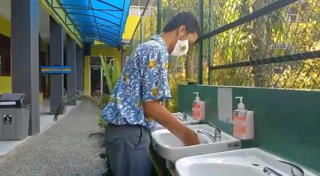 Siswa SMAN 1 Leuwiliang Bogor mencuci tangannya di wastafel sekolah saat uji coba sekolah tatap muka. Foto: Dok. Istimewa