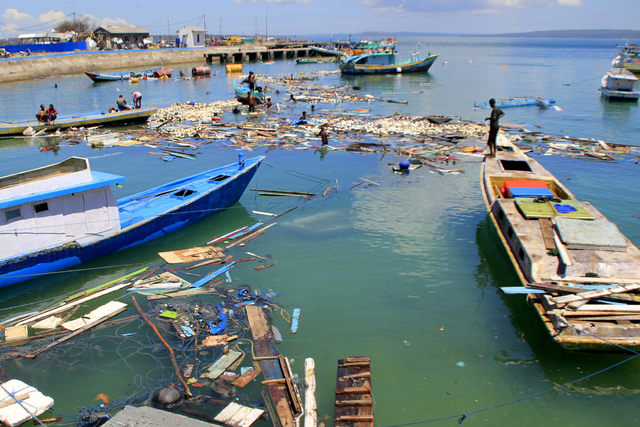 Sejumlah nelayan mengumpulkan kembali puing-puing kapal motor yang hancur serta mengumpulkan pukat yang ikut tenggelam akibat siklon Seroja di TPI Tenau, Kota Kupang, NTT. Foto: Kornelis Kaha/Antara Foto