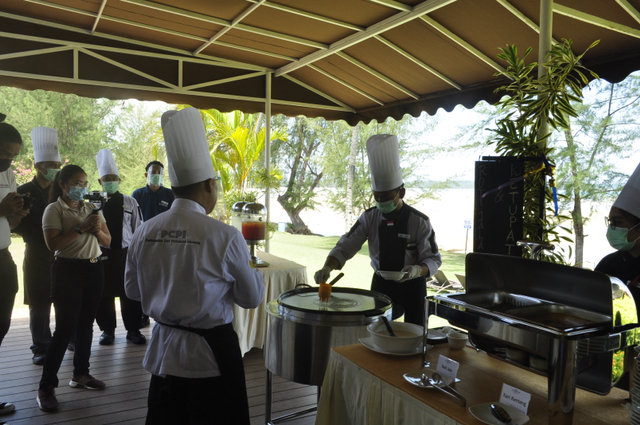 Chef membuat olahan kuliner di Holiday Villa Lagoi, Bintan. Foto: Milyawati/kepripedia.com