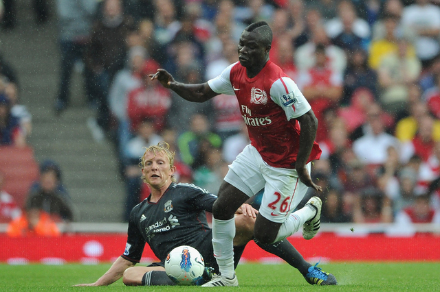 Emmanuel Frimpong (kanan) saat menghindari tekel dari pemain Liverpool, Dirk Kuyt pada pertandingan Barclays Premier League, 20 Agustus 2011 di Emirates Stadium, London, Inggris. Foto: Michael Regan/Getty Images