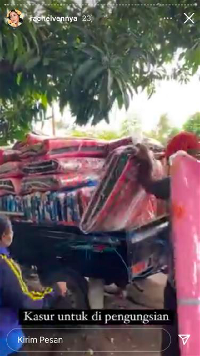 Potret Rachel Vennya hingga Keanu Bantu Korban Bencana di NTT (324865)