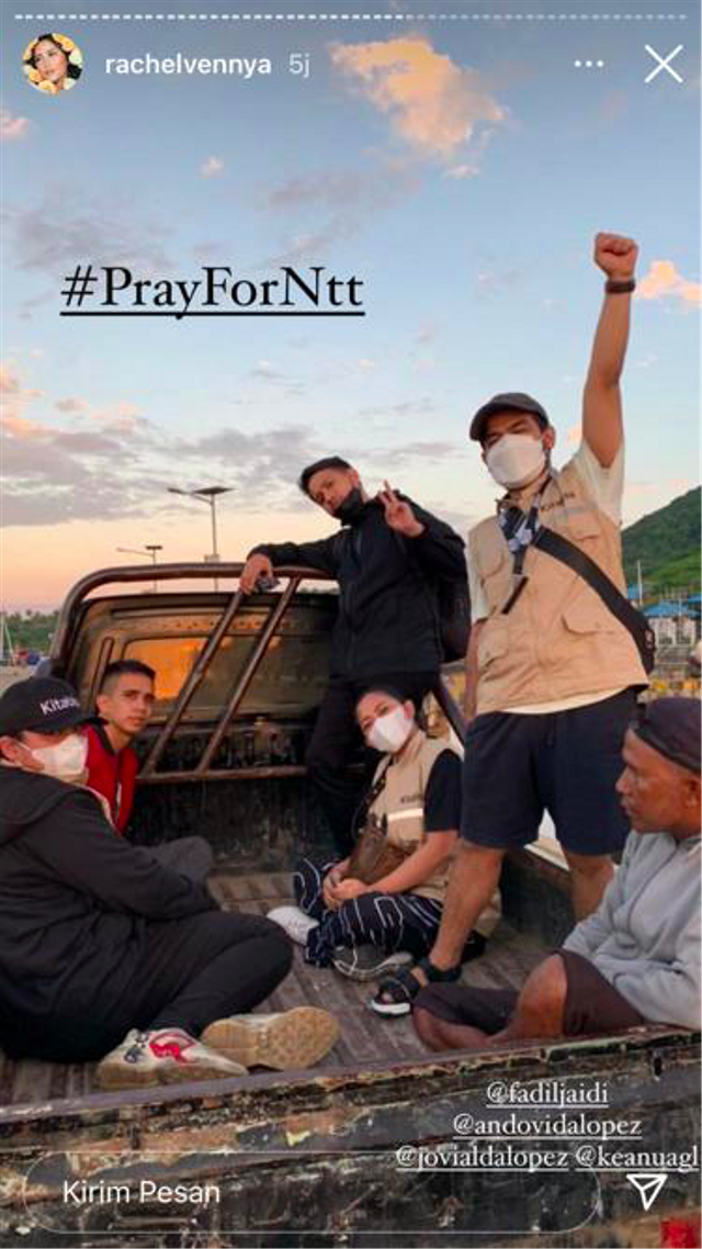 Potret Rachel Vennya hingga Keanu Bantu Korban Bencana di NTT (324868)