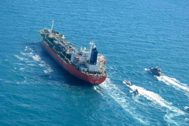 Alasan Kenapa Bagian Lambung Kapal Laut Dicat Warna Merah (152508)