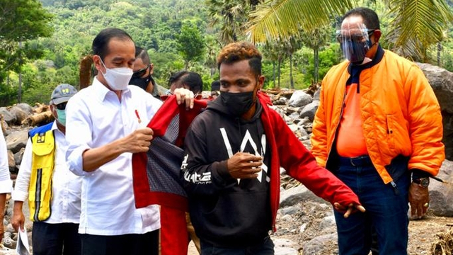 Momen Jokowi Berikan Jaket Miliknya untuk Pemuda NTT Korban Banjir Bandang (219814)