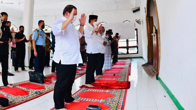 Momen Jokowi Berikan Jaket Miliknya untuk Pemuda NTT Korban Banjir Bandang (219815)