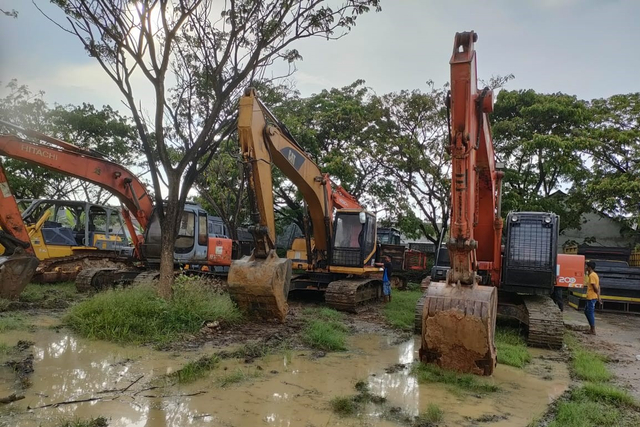 Polisi menangkap delapan penambang dan menyita tiga alat berat dalam penggerebekan tiga lokasi tambang liar di Lhokseumawe, Aceh. Foto: Dok. Ditreskrimsus Polda Aceh. 