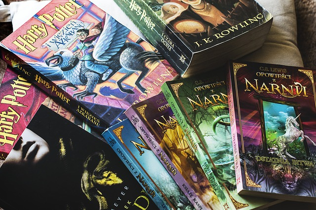 Harry Potter dan Narnia adalah contoh novel dengan cerita fantasi. Foto: https://pixabay.com/id/