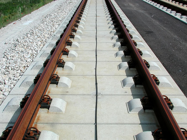 Ilustrasi jalur rel kereta api. (Picture of solid track on the high speed track Nürnberg–Ingolstadt. Jailbird. Wikipedia).