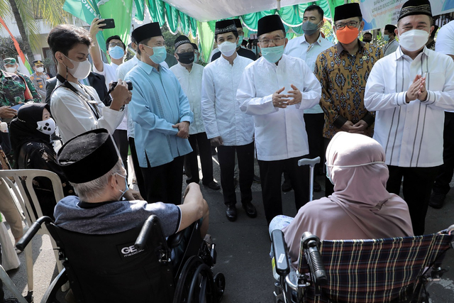 Ketua Umum Dewan Masjid Indonesia (DMI) Jusuf Kalla menghadiri Pencanangan Program Masjid Sentra Vaksinasi Covid 19 di Masjid Assa'adah, Depok, Jawa Barat, Jumat (9/4/2021). Foto: Dok. Istimewa