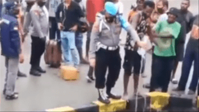 Viral Polisi di Papua Musnahkan Miras, Botol Plastiknya Malah Dibuang ke Laut (62524)