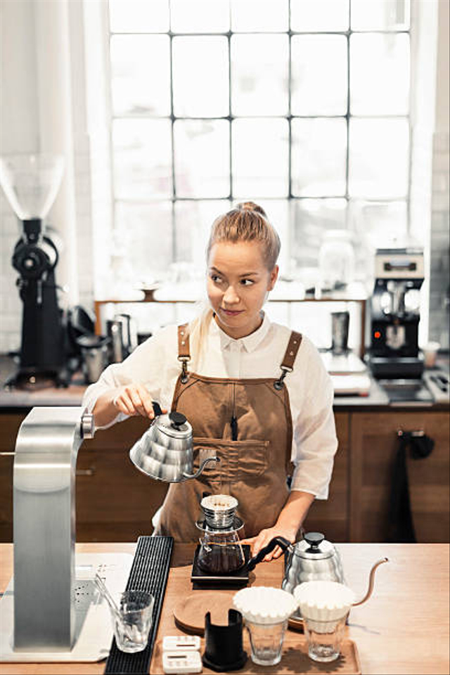 Ilustrasi barista sedang meracik kopi. Foto: Getty Images 