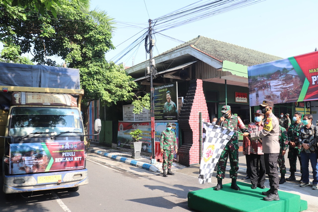 Pemberangkatan Pengiriman Bantuan Sosial Bencana Alam di Nusa Tenggara Timur (NTT) 