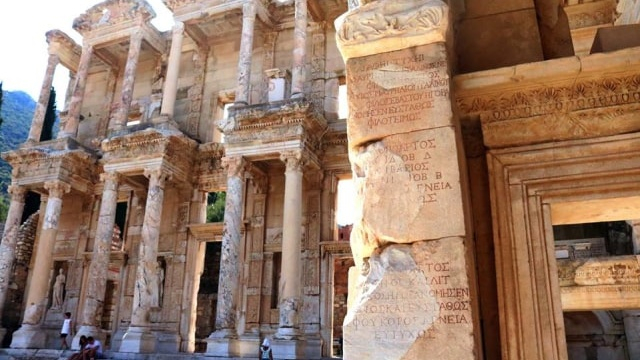 Eksterior bergaya Yunani-Romawi di Perpustakaan Celsus, Turki. | Wikimedia Commons