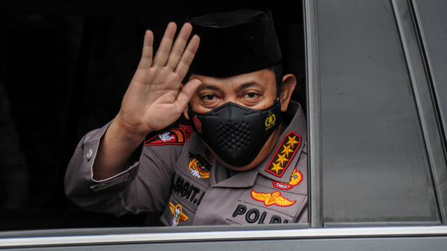 Kapolri Jenderal Pol Listyo Sigit Prabowo melambaikan tangan kepada awak media. Foto: ANTARA FOTO/Raisan Al Farisi