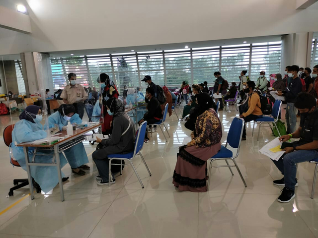Mahasiswa Unusa Bantu Screening Penumpang di Bandara Internasional Juanda (29414)