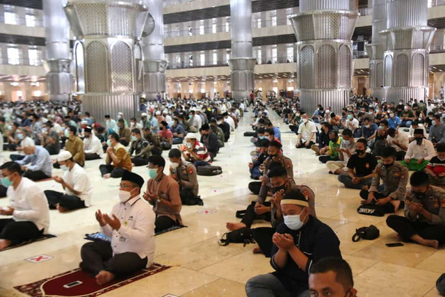 Gubernur Provinsi DKI Jakarta, Anies Baswedan, saat mendatangi Masjid Istiqlal, Jakarta Pusat, pada Jumat (9/4). Foto: Pemprov DKI Jakarta