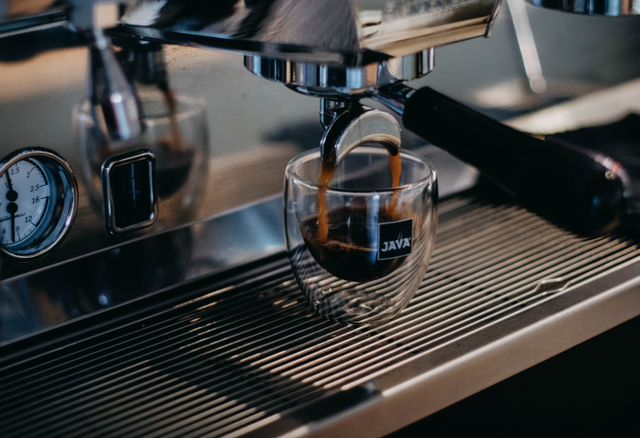 Cafe vlog adalah vlog tentang kopi, kedai kopi, dan pencinta kopi. (Foto : Pexels/Verschoren)