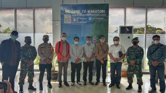 Tiga tahanan Kelompok Abu Sayyaf saat tiba di Bandara Matahora Wakatobi. Foto: Dok Istimewa.