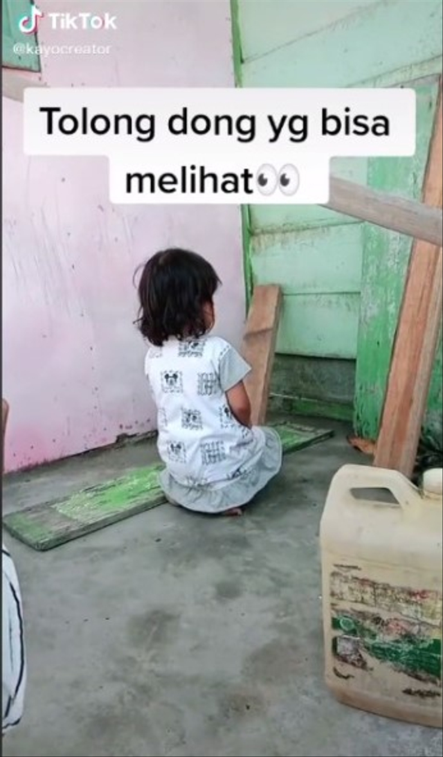 Viral bocah perempuan berbicara sendiri di siang bolong saat ibunya masak mi instan. (Foto: TikTok/@kayocreator)