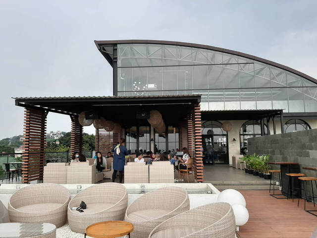Bingung Cari Cafe Instagramable di Semarang? Epicure 'Sky Terrace' Tempatnya! (13555)