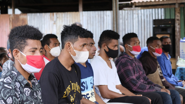 Pemuda asli Papua yang mendapatkan sosialisasi terkait penerimaan 2000 Bintara Noken Polri. 
