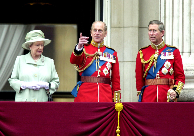Ratu Elizabeth II, Pangeran Philip, dan Pangeran Charles. Foto: Getty Images