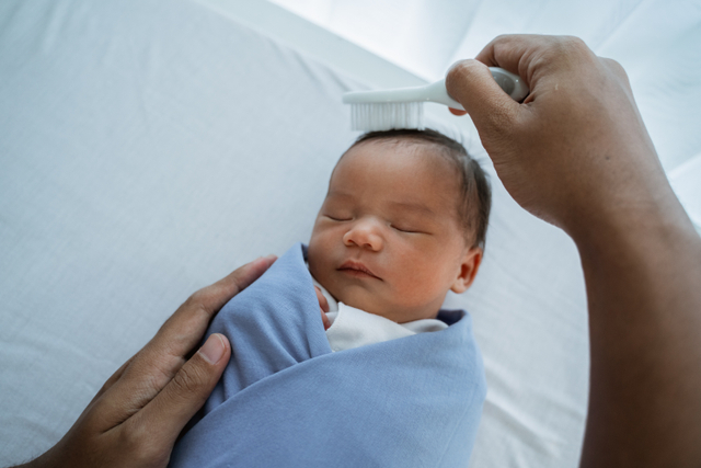 Ilustrasi menyisir rambut bayi. Foto: Shutterstock