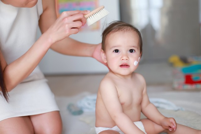 Ilustrasi menyisir rambut bayi. Foto: Shutterstock