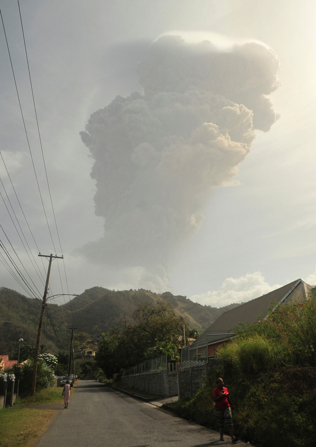 Gunung berapi La Soufriere setelah meletus di pulau Karibia timur St. Vincent. Foto: Robertson S. Henry/REUTERS