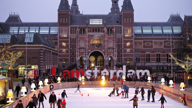 Penduduk Amsterdam, Belanda, sedang menikmati olahraga seluncur es | Flickr/R Boed