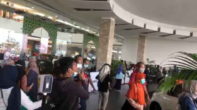 Panik, Pengunjung Sunrise Mall, Mojokerto, Berhamburan ke Luar Gedung saat Gempa