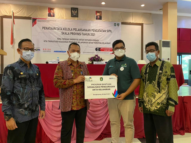 PLN menyerahkan bantuan sosialisasi pengurusan akta kelahiran. Foto: Dok. PLN Kalbar