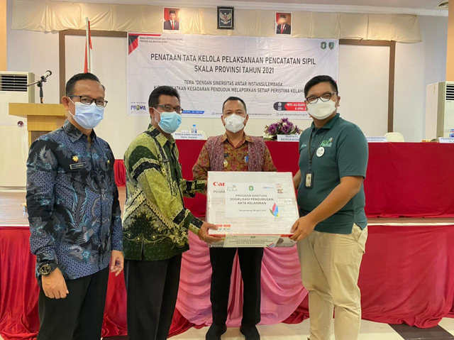 PLN Kalbar Serahkan Bantuan Sarana Sosialisasi Pengurusan Akta Kelahiran (582224)