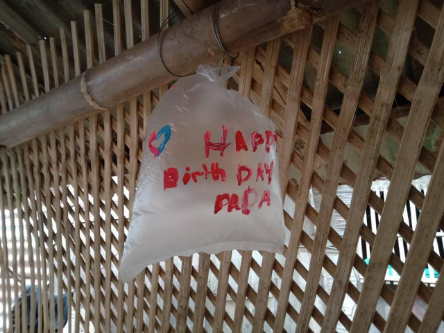 Terenyuh! Bocah Tak Mampu Beli Balon, Rayakan Ultah Ayahnya dengan Plastik (308457)