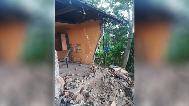 Salah satu rumah milik warga Jalan Bandulan, ambrol bagian depannya, akibat gempa.(foto:Azmy)