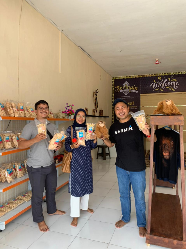 Muhammad Asary bersama pelanggannya saat membeli oleh-oleh di pusat oleh-oleh dan souvenir "Teringin". Foto: Aan.