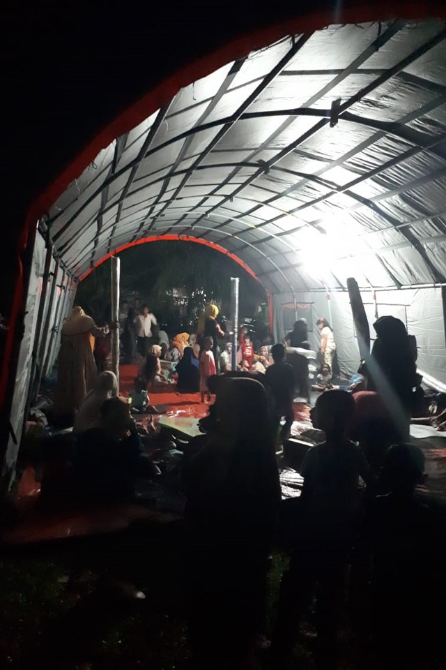Warga terdampak keracunan gas di Aceh Timur menempati tenda darurat. Foto: Dok. BPBD Aceh Timur