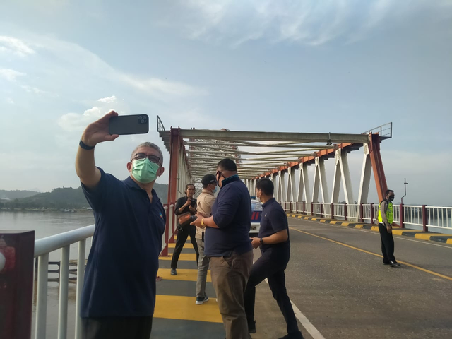 Sekjen Kemenkes, Oscar Primadi, berswafoto di Jembatan Tayan. Foto: Lydia Salsabilla/Hi!Pontianak