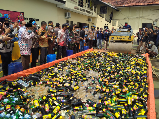 Polres Cirebon Kota memusnahkan 21 ribu botol minuman keras (miras) berbagai jenis di Mako Polres Cirebon Kota, Sabtu (10/04/2021). (Frans)