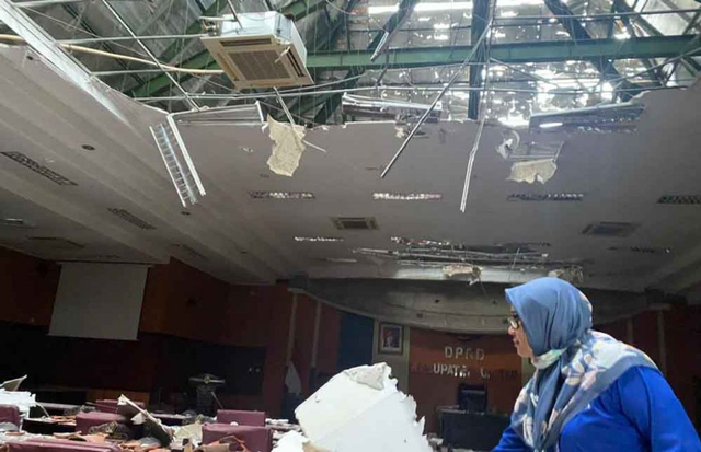 Atap Gedung DPRD Kabupaten Blitar Runtuh Akibat Gempa Malang