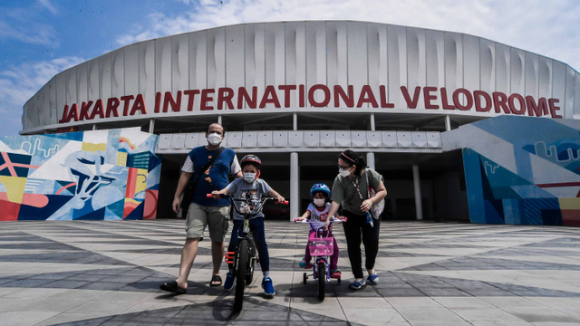 Warga berpose saat bersepeda di halaman Jakarta International Velodrome, Sabtu (10/4/2021). Foto: Muhammad Adimaja/ANTARA FOTO