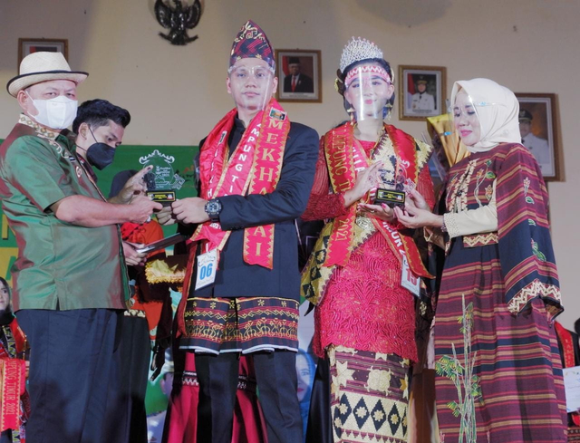 Penyerahan juara 1 Muli Mekhanai Lampung Timur tahun 2021 oleh Bupati Lampung Timur Dawan Rahardjo dan Ketua TP PKK Yus Bariyah | Foto : M Danil Prayoga