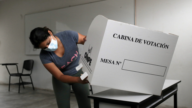Seorang anggota petugas pemilihan mendirikan bilik suara di tempat pemungutan suara di lingkungan San Juan Miraflores di Lima, Peru, Sabtu (10/4).
 Foto: Henry Romero/REUTERS