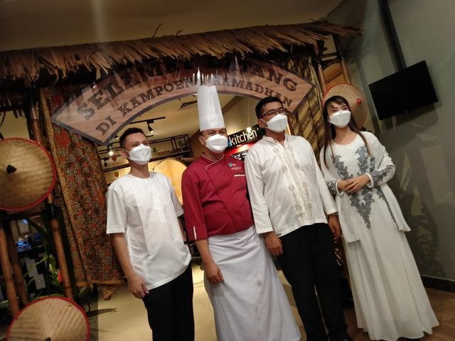 Jajaran manajemen Hotel Mercure-Ibis Pontianak siap menyambut kedatangan pengunjung di 'Kampoeng Ramadhan'. Foto: Lydia Salsabila/Hi!Pontianak 